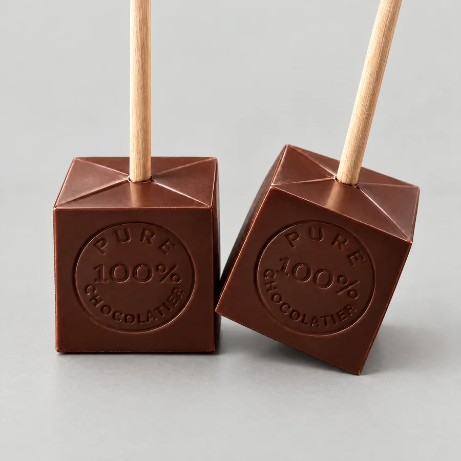 Des cubes de chocolat sur bâtonnet pour le chocolat chaud