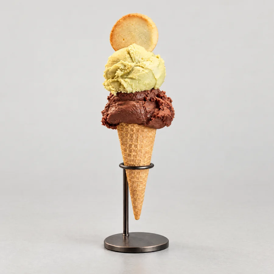 Un cornet chocolat et pistache, et son biscuit