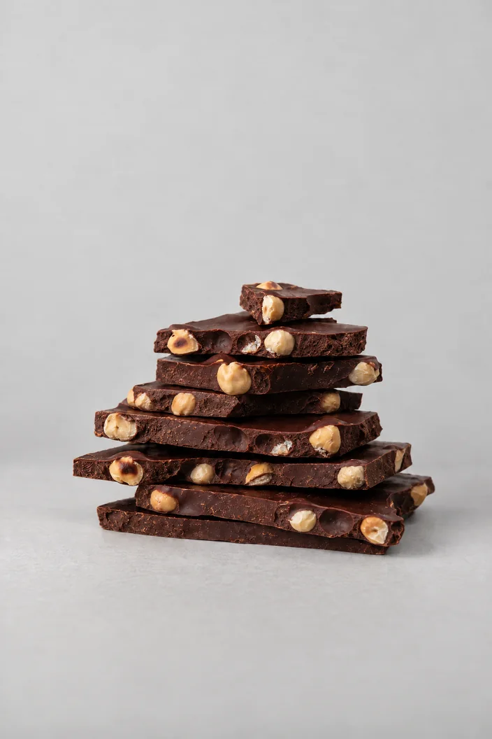Une pile de chocolat noir aux noisettes entières