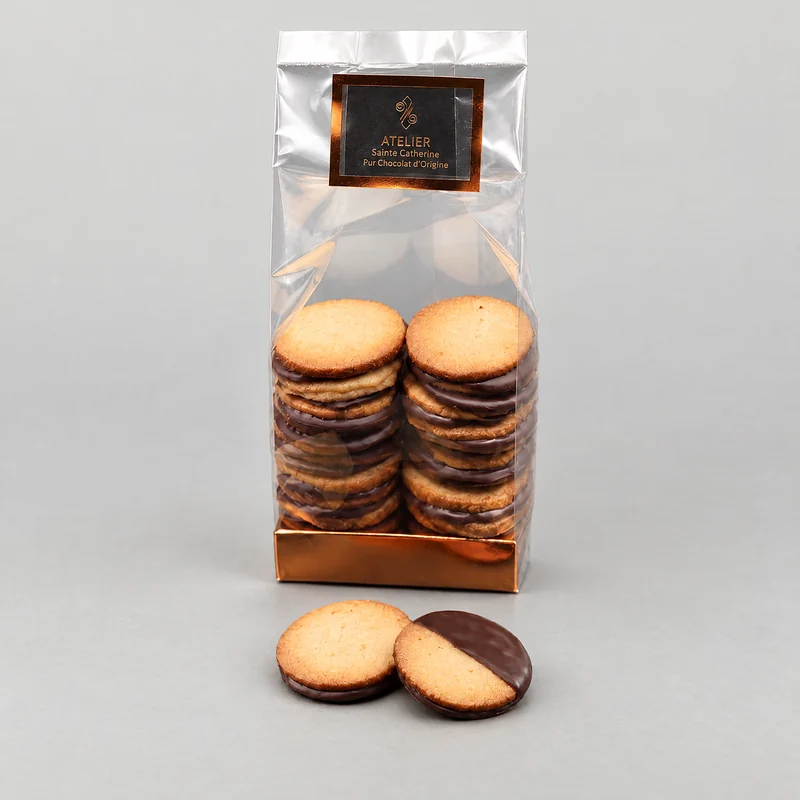 Het zakje ronde zandkoekjes, naturel en met chocolade