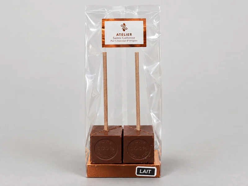 Het zakje met twee melkchocoladeblokjes op een stokje