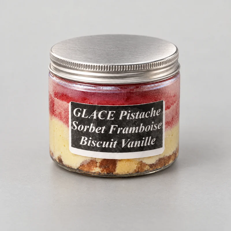 IJsdessert met pistache, frambozensorbet en vanillekoek