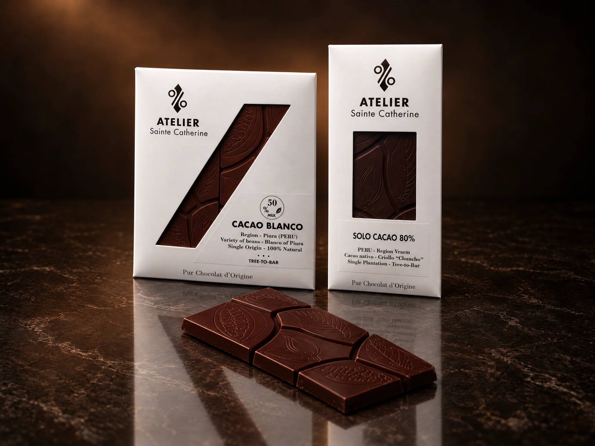 Het Cacao Blanco-hoesje, het doosje Solo Cacao 80 % en een tablet van het Atelier op donkere steen